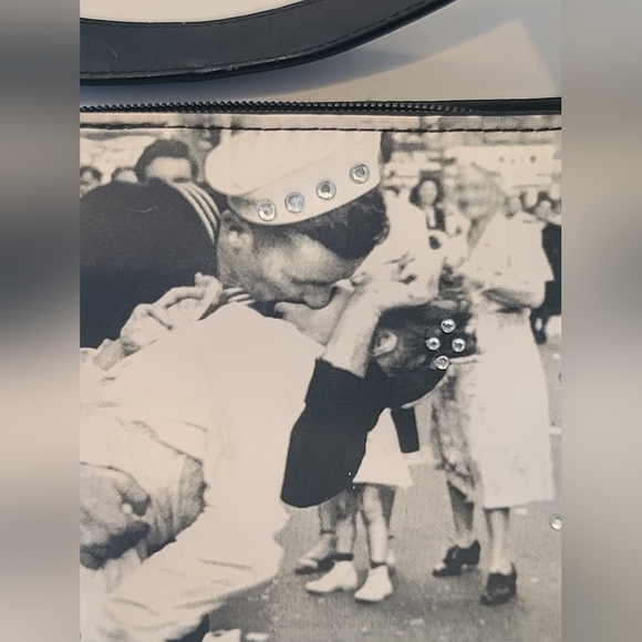 Life Magazine 1945 NYC Victory Kiss purse - Picture 2 of 8